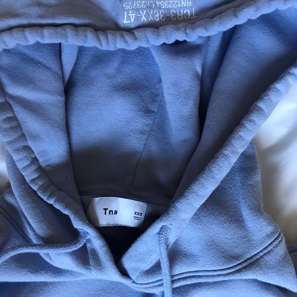 Aritzia TNA Cropped Hoodie - Picture 8 of 9